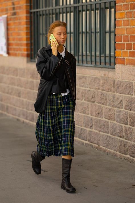 Scottish Skirt Outfit, Tartan Skirt Outfit, Scottish Skirt, Dress Over Pants, Kilt Outfits, Quoi Porter, Winter Skirt Outfit, Tartan Skirt, Maxi Skirt Outfits