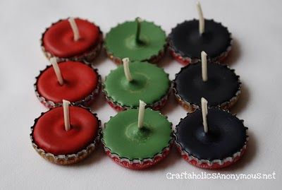 bottlecap candles Candle Pics, Bottle Cap Candles, Candle Hack, Bottle Cap Projects, Tiny Candles, Recycled Crayons, Diy Crayons, Candle Tutorial, Bottle Cap Art