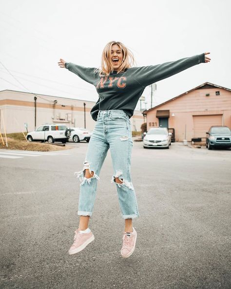 YALLLLLL!!!!!!!!!!!! I’m so excited to announce I’m speaking at PASSION 2020!!! I LOVE passion so much and what it is for this generation!… Sadie Robertson Outfits, Sadie Robertson Dresses, Sadie Robertson Huff, Surfergirl Style, Sadie Robertson, This Generation, How To Pose, Cute Casual Outfits, Teen Fashion