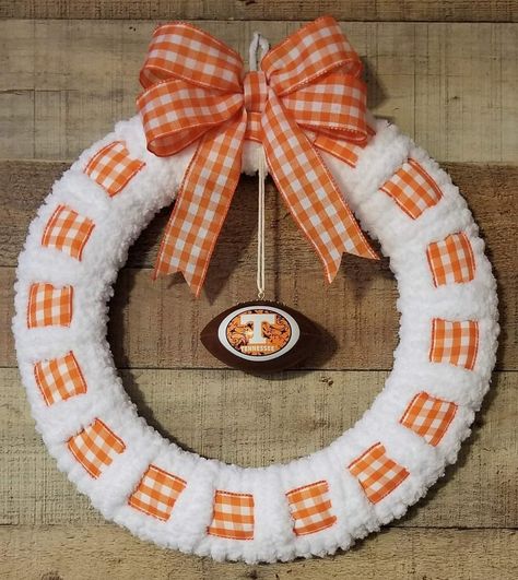 Tennessee Wreath Diy, Football Wreath Diy, Ut Wreath, Tulip Wreath Diy, Hanger Christmas Tree, Football Wreaths, Sports Wreath, Yarn Wreaths, Fall Diys