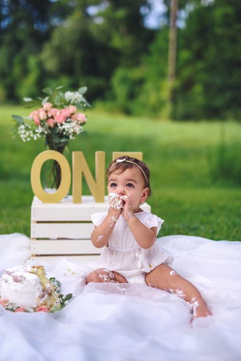 One Year Girl Photoshooting Ideas, One Year Baby Girl Photoshooting, 1st Birthday Girl Photoshooting, One Year Old Photoshoot Ideas, One Year Old Photoshoot, Indian Baby Girl, Picnic Photo Shoot, 1 Year Baby, Baby Birthday Photoshoot