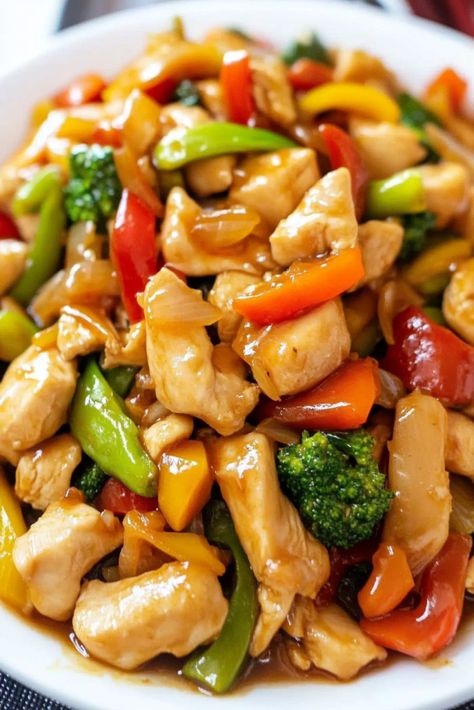 Easy Chicken Stir Fry Recipe - Quick and Healthy Dinner Simple Chicken Stir Fry Recipes, Chicken And Zucchini Recipes Stir Fry, Chicken Pepper Steak Recipe, Chicken Thigh Stir Fry Recipes, Stir Fry Chicken And Broccoli, Homemade Chicken Stir Fry, Healthy Stir Fry Recipes, Chicken Thigh Stir Fry, Chicken Stir Fry Recipes