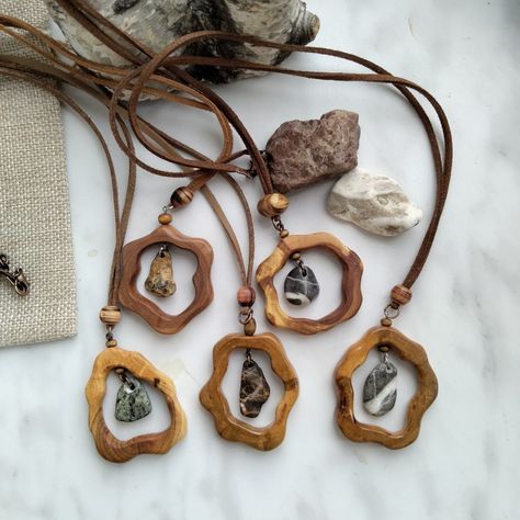 Wood Carving Necklace, Wood Charms, Handmade Decorative Items, Wood Jewelry Diy, Wooden Jewelery, Dremel Crafts, Wood Jewelery, Wood Carving For Beginners, Driftwood Jewelry