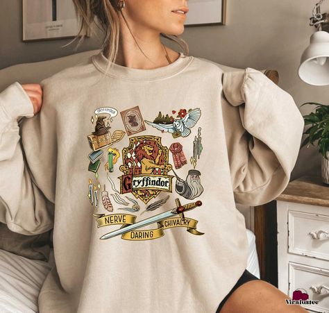 Harry Potter Crewneck, Miffy Cute, Universal Outfits, Gryffindor Shirt, Gryffindor Harry Potter, Harry Potter Day, Harry Potter Sweater, Universal Studios Outfit, Imprimibles Harry Potter