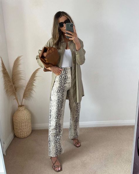 Snake Print Jeans Outfit, Snake Print Jeans, Snake Pants Outfit, Print Jeans Outfit, Cheetah Jeans, Snake Print Outfit, Snake Jeans, Snake Pants, Zara Mom Jeans