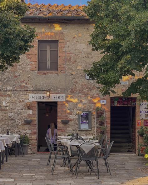 Bagno Vignoni: Beautiful Town of Tuscany (with Hot Springs!) Toscana Aesthetic, Tuscany Spring, Tuscany Garden, Tuscany Aesthetic, Viareggio Italy, Tuscan Towns, Italy House, Dream Trips, Big Town