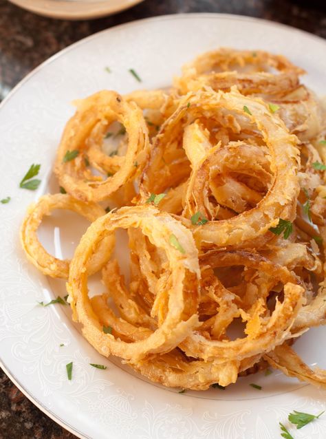 Onion Rings Recipe Easy, Baked Onion Rings, Homemade Onion Rings, Beer Battered Onion Rings, Onion Rings Recipe, Onion Dip, Onion Recipes, Perfect Appetizers, Onion Rings