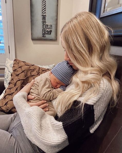 rosie wells Cute Mom And Baby Pictures, Blonde Mom Aesthetic, Auntie Pictures, Mom Astethic, Preppy Parents, New Mom Aesthetic, Mom And Baby Aesthetic, Baby Fever Aesthetic, Baby Boy And Mom