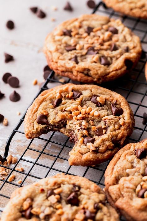 Chocolate Toffee Cookies, Toffee Chocolate Chip Cookies, Chewy Toffee, Toffee Chocolate, High Altitude Baking, Gooey Cookies, Toffee Cookies, Cookie Spread, Chocolate Toffee