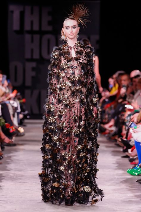 Naeem Khan RTW Fall 2023 [PHOTOS] – WWD Hood Style, Cape Gown, Naeem Khan, 2023 Collection, Fall 2023, British Indian, Moda Operandi, Fashion Collection, Fashion News