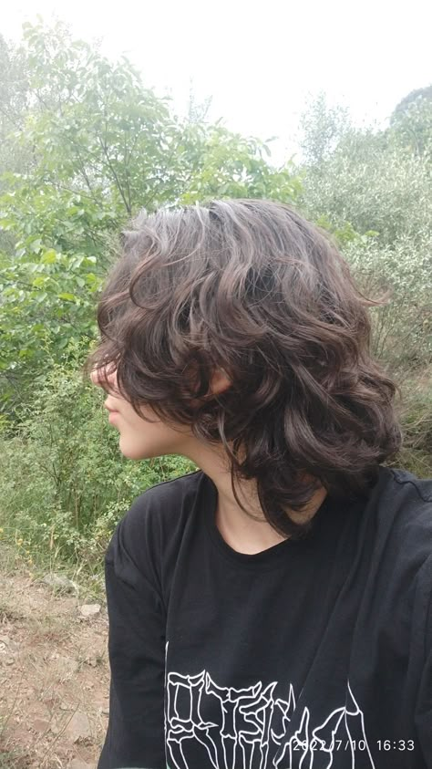 @mariyacerg on instagramv Wavy Long Hair Men, Androgynous Hair Curly, Wolf Cut Short Curly Hair, Short Wavy Wolf Cut, Long Wavy Hair Men, Shaggy Wavy Hair, Fluffy Wavy Hair, Hairstyles Long Hair, Androgynous Haircut