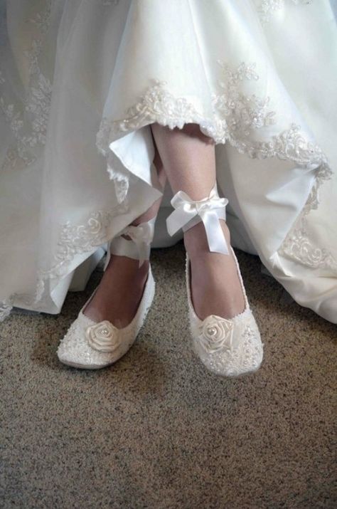 Bridal Shoes Vintage, Bridal Ballet Flats, Bride Stuff, Dresses And Shoes, Wedding Shoes Vintage, Boda Diy, Victoria Wedding, Wedding Shoes Flats, Wedding Flats