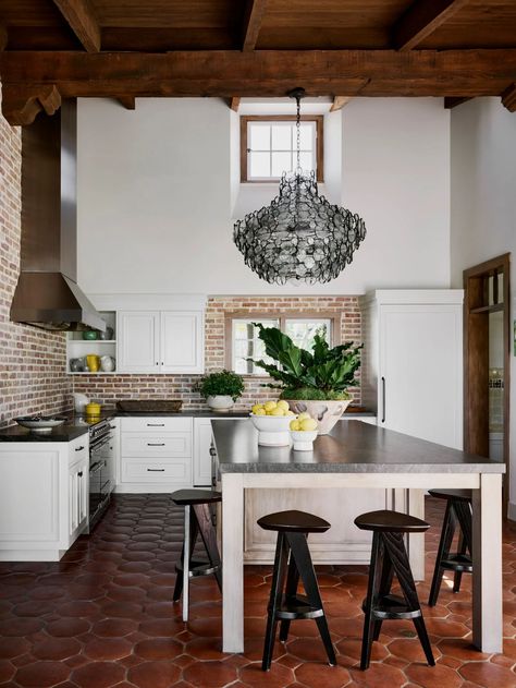 a kitchen with tile floors and high ceilings Designer Rainn Wilson #kitchen #kitchendesign #design Kitchen Spanish Style, Style Hacienda, Saltillo Tile Floor, Terracotta Floor Tiles, 1970s Kitchen, Rainn Wilson, Saltillo Tile, Terracotta Floor, Spanish Style Homes