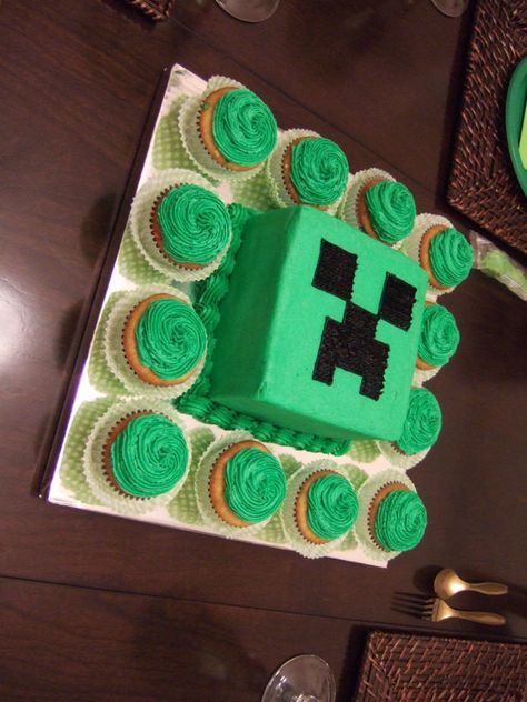 Minecraft Creeper Square Minecraft Creeper cake and cupcakes Minecraft Easy Cake Ideas, Easy Diy Minecraft Birthday Cake, Minecraft Birthday Dessert, Number 6 Minecraft Cake, Minecraft Diy Cake Ideas, Minecraft Cake And Cupcakes, Minecraft Creeper Cupcake Cake, Minecraft Cake Enderman, Mind Craft Birthday Party Ideas