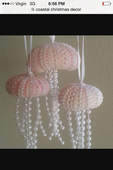 Jellies Beaded Jellyfish, Beach Christmas Trees, Beach Christmas Ornaments, Seashell Projects, Art Coquillage, Seashell Ornaments, Beachy Christmas, Beach Ornaments, Sea Crafts