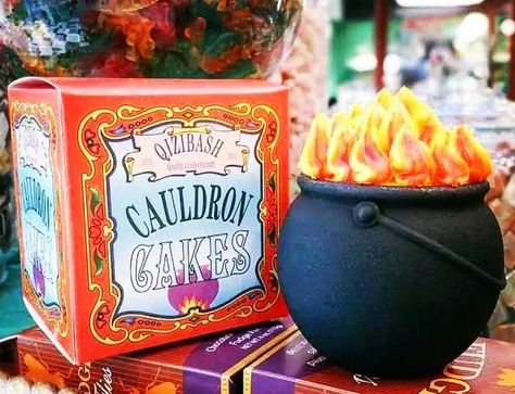 People Are Freaking Out Over These Cauldron Cakes At The Wizarding World Of Harry Potter Harry Potter Cauldron, Cauldron Cakes, Harry Potter Candy, Cauldron Cake, Every Flavor Beans, Cumpleaños Harry Potter, Inside Cake, Best Edibles, Harry Potter Food