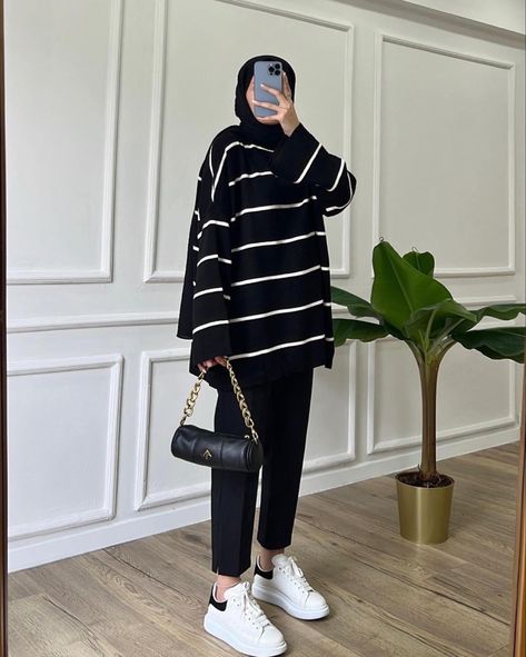 Muslim Girl Outfits, Modest Winter Outfits, Stylish Outfits Casual, Hijab Fashion Summer, Estilo Hijab, Modest Casual Outfits, Stile Hijab, Mode Zara, Muslim Outfits Casual