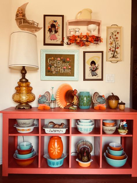 Thanksgiving Display, Pyrex Display, 70s Interior, Retro Thanksgiving, Pyrex Collection, Vintage Dishware, 70s Home, 70s Home Decor, Vintage Thanksgiving