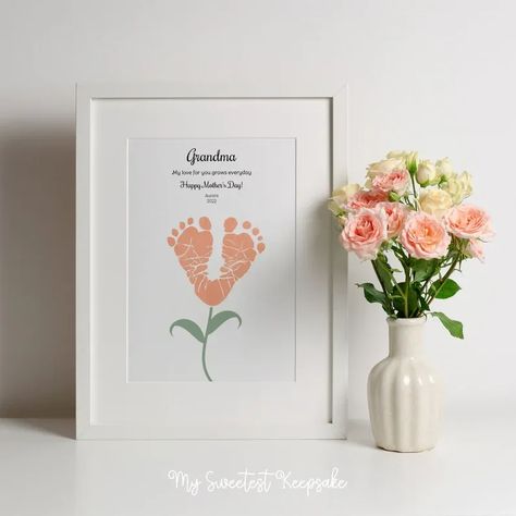 Printable Grandma Gift Flower Footprint, Baby Art Crafts, Footprint Keepsake, Baby Art Projects, Baby Footprint, Toddler Arts And Crafts, Heart Card, Footprint Art, Baby Footprints