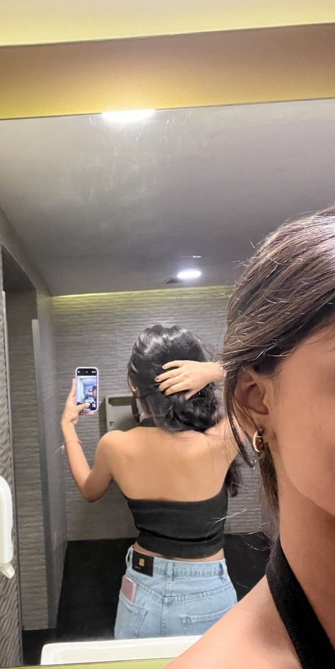 Mirror Selfie Poses Face, Pinterest Mirror, Tomboy Girls, Nightclub Aesthetic, Mirror Selfie Poses, Self Portrait Poses, Indian Photoshoot, Whatsapp Wallpaper, Selfie Poses Instagram