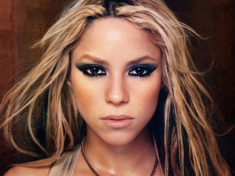 Shakira Makeup, Shakira Concert, Taylor Momsen, Dark Eyes, Retro Hairstyles, Beach Photoshoot, Eye Make, Photography Women, Shakira