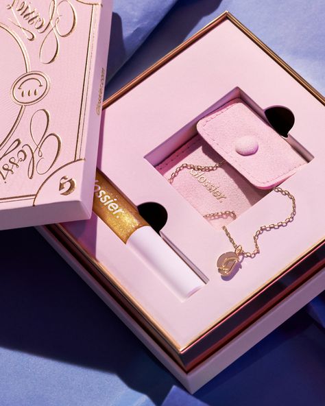 GLOSSIER has launched their Holiday collection for 2020 and it’s incredible. The limited edition collection includes a number of extra-special and limited edition gifts that we can’t wait to get our hands on. Glossier’s 2020 Holiday Collection is available to buy now from glossier.com. Glossier’s Holiday Collection, from £11 – click here Making your present […] Pr Kit, Minimalist Beauty, Gift Sets For Her, Beauty Advent Calendar, Balm Dotcom, Christmas Gift Sets, Beauty Gift Sets, Creative Packaging, Touch Of Gold