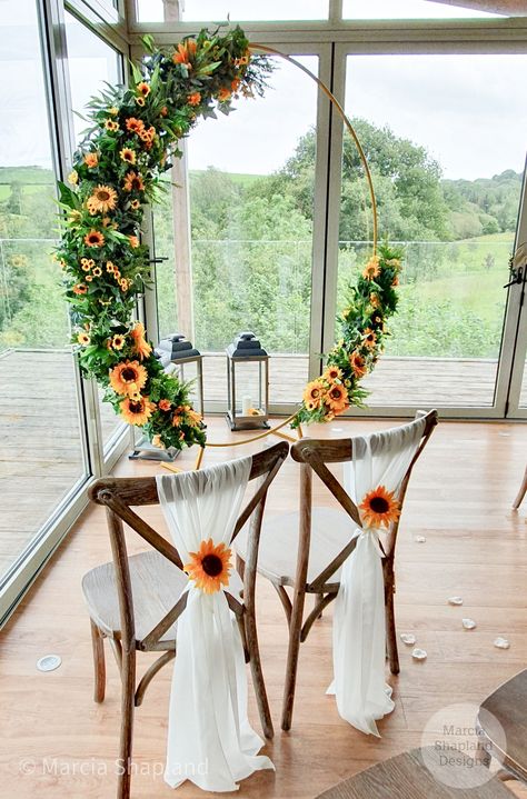 Maroon And Sunflower Wedding Decorations, Wedding Arch Ideas Sunflower, Sunflower Wedding Veil, Sunflower Reception Decor, Sunflower Wedding Arch Ideas, Wedding Centerpieces With Sunflowers, Sunflower Wedding Shower Ideas, Sun Flower Wedding Theme, Sunflower Arch Wedding