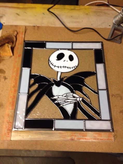 Casa Disney, Disney Stained Glass, Glass Spider, Spooky October, Diy Stained Glass Window, Idea For Halloween, Painted Glass Art, Glass Diy, Stained Glass Decor