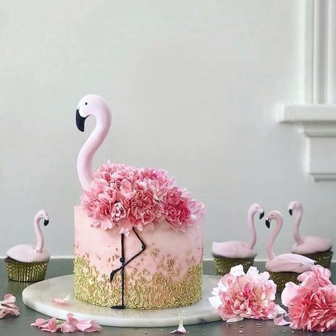 Food & Flower Markets on Instagram: “The prettiest cake by @tastymolds #prettycake #prettythings #cakedesigner” Kue Macaroon, Flamingo Cake, Flamingo Birthday Party, Animal Cakes, Flamingo Party, Fondant Figures, Fudge Brownies, Pink Cake, Fancy Cakes