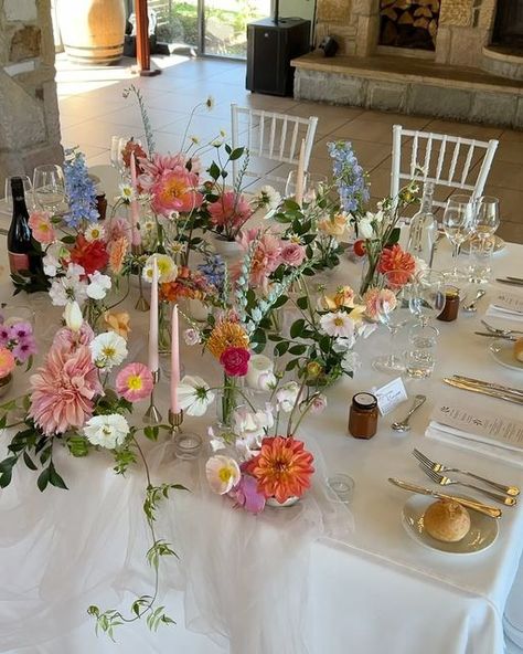 Flower Set Up On Table, Meadow Tablescape, Wildflower Tablescape, Candles Tablescape, F1 Austin, Bridal Table Flowers, Wedding Table Deco, Wild Flower Arrangements, Table Floral Arrangements