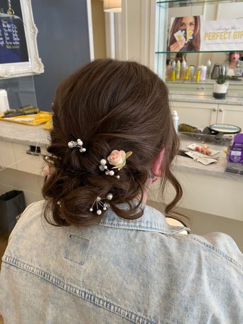 Low, loose bun with curls and flowers/pearls Low Loose Bun, Tangled Prom, Loose Bun Hairstyles, Fancy Buns, Grad Hair, Loose Bun, Bun With Curls, Loose Buns, Cute Buns