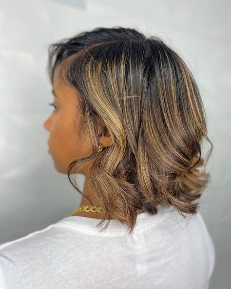 Spring Date Night Outfit Classy, Bob Color Ideas Black Women, Honey Brown Highlights On Black Women, Short Highlighted Hair, Highlight Hairstyles, Blonde Highlights Bob, Natural Hair Highlights, Baddie Hair, Blonde Natural Hair