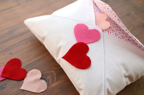 Love Letter Valentine Pillow – Free Sewing Pattern Valentines Pillows Diy Ideas, Valentines Day Pillows Diy, Valentine Pillows Covers Diy, Heart Pillow Diy, Heart Pillow Pattern Sewing, Valentines Sewing Projects, Valentine Pillows, Elementary Valentines, Valentines Pillow