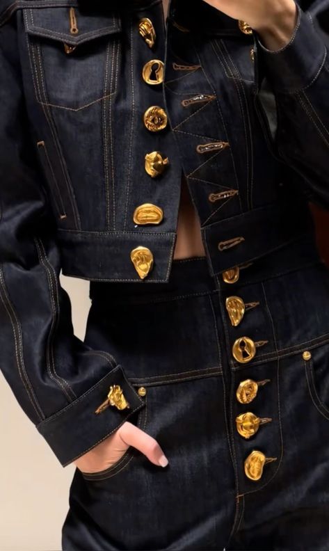 Schiaparelli Denim, Friends Clothing, Ropa Upcycling, Casual Couture, Versace Style, Sports Bar, Fashion Mistakes, Fashion Fall, Mode Inspiration