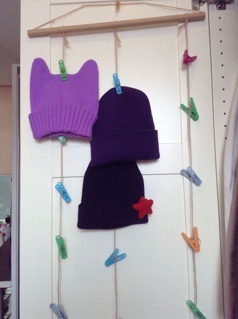 Hanging Hats, Hat Organization, Hat Display, Hat Storage, Diy Hat, Hanging Organizer, Hat Beanie, Organization Bedroom, Room Organization