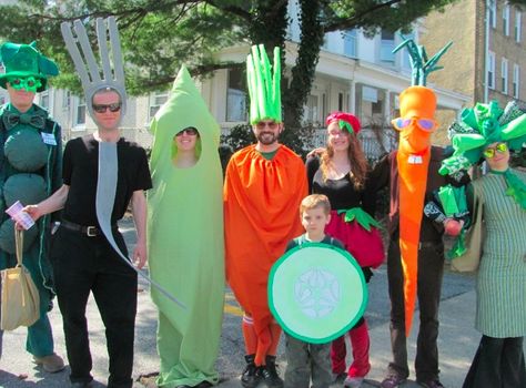 Easy and creative group halloween costume idea.  Dress up as a salad, with lettuce, carrots, cucumbers, peas, radish, and of course a fork! Fruit Halloween Costumes, Vegetable Costumes, Group Halloween Costume Ideas, Carrot Vegetable, Run Disney Costumes, Halloween Costumes Ideas, Food Costumes, Social Themes, Easter Parade