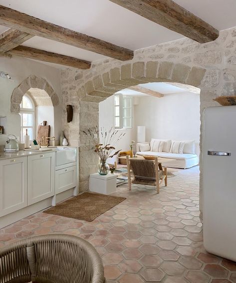 Provence House Interior, Provencal Kitchen, South Of France House, Toscana House, Chic Modern Farmhouse, Provence Kitchen, Provence House, Mediterranean Interior Design, Greek Decor