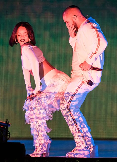 You Knew Drake and Rihanna Were Gonna Get Back Together the Second You Watched This *Crazy Hot* Performance Drake With Girlfriend, Rihanna Kissing, Drake And Nicki Minaj Aesthetic, Drake And Nicki Minaj, Drake And Rihanna, Drake Playlist, Drake Rihanna, Rihanna And Drake Twerking, Drake Album Cover