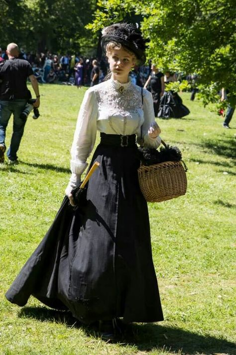 Victorian Picnic, 1900 Fashion, Victorian Era Fashion, Steampunk Dress, 1800s Fashion, Victorian Costume, Old Fashion Dresses, Edwardian Dress, 19th Century Fashion