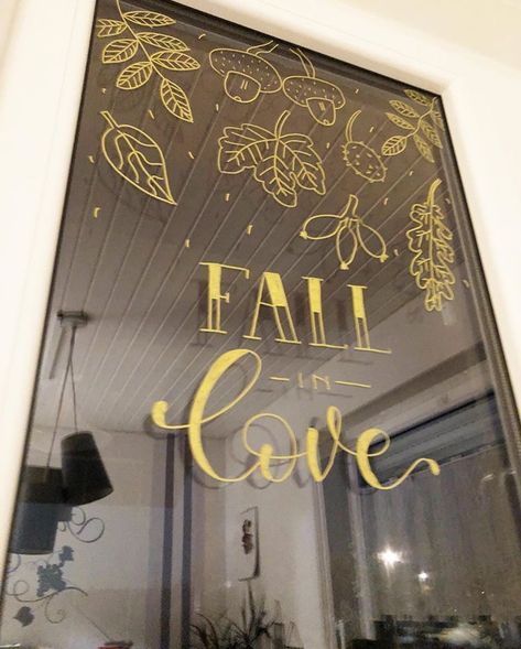 Fall Window Painting, Fall Window Decorations, Hand Painted Windows, Painted Window Art, Fall Windows, Chalkboard Drawings, Window Drawing, Window Decorations, Christmas Window Decorations