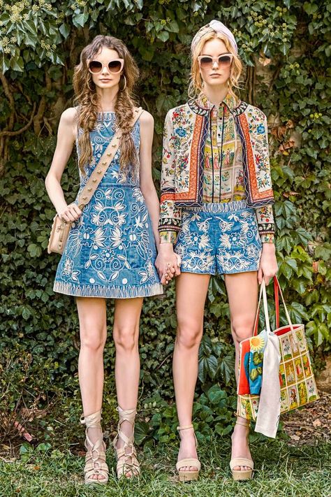 A look from Alice   Olivia's spring 2017 collection. Photo: BFA Embroidery Denim, Look Boho Chic, Fashion Week Trends, Shorts Sets, Spring Dresses Casual, Estilo Hippie, Outfit Trends, Shirt Embroidery, Summer Fashion Trends