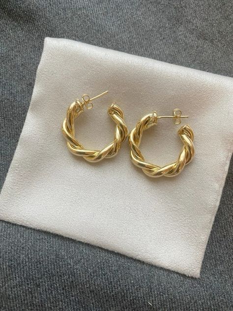 Boucles d'oreilles créoles en argent sterling plaqué or 14 carats pour femmes et filles, légères et hypoallergéniques #bouclesdoreilles #or #bijouxcreateur #amazon #amazondeals #amazonaffiliatelink #gold #minimalist #aesthetic Staple Gold Jewelry, 18ct Gold Jewellery, Timeless Gold Jewelry, Jewelry Inspo Earrings, Gold Jewelry Aesthetic Earrings, Gold Aesthetic Jewelry, Cute Gold Jewelry, Jewelry Inspo Gold, Trendy Gold Earrings