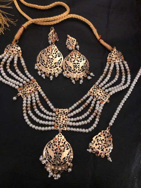 Pakistan Jewelry, Gold Pendant Necklace Jewellery, Hyderabadi Jewelry, Wedding Jewellery Designs, Jewelry Pakistani, Bridal Jewelry Vintage, Jewelry Set Design, Bridal Accessories Jewelry, Indian Jewellery Design Earrings