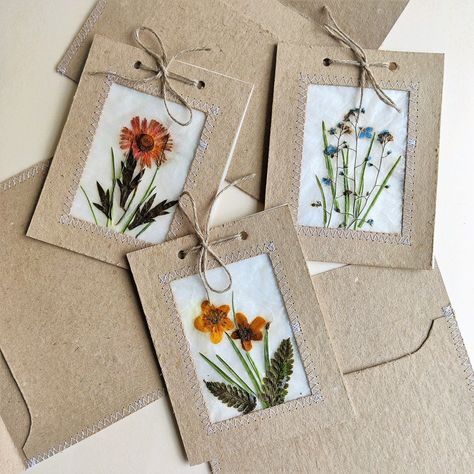 Handmade Paper Cards, Penanda Buku, Pressed Flower Crafts, Pressed Flower Art, Bookmarks Handmade, Pressed Flower, Brown Paper, Paper Cards, Flower Cards