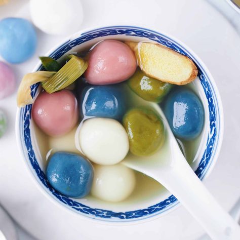 Glutinous Rice Balls (Tang Yuan) . A warm, delicious and sweet Chinese dessert soup with glutinous rice balls. It’s vegan and simple to make. Dumplings Chinese, Sweet Potato Dumplings, Glutinous Rice Balls, Breaded Tofu, Tang Yuan, Dessert Soup, Rice Desserts, Chinese Recipe, Potato Dumplings