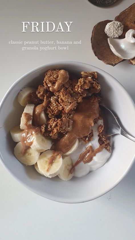 Yoghurt Peanut Butter, Yogurt Bowl With Peanut Butter, Yoghurt Granola Bowl, Granola Yoghurt Bowl, Morning Bowls Healthy Breakfasts, Granola Yogurt Bowl Breakfast Recipes, Yogurt Bowls Aesthetic, Aesthetic Yogurt Bowls, Granola Bowl Aesthetic