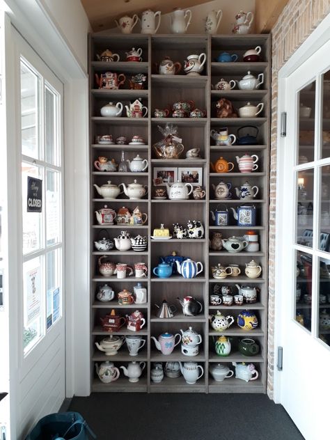 Tea Set Collection Display, Modern Teacup Display, Antique Tea Cups Display Ideas, Tea Pot Collection Display, Tea Pot Display Ideas, Tea Pot Display, Teapot Collection Display, Tea Pot Collection, Display Tea Cups And Saucers