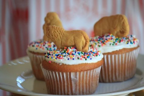 Zoo party, circus party, jungle party. Animal crackers in cupcakes.  So easy! Animal Cracker, Zoo Birthday Party, Wild Birthday Party, Diy Cupcake, Zoo Birthday, Wild One Birthday Party, National Animal, Safari Birthday Party, Animal Birthday Party