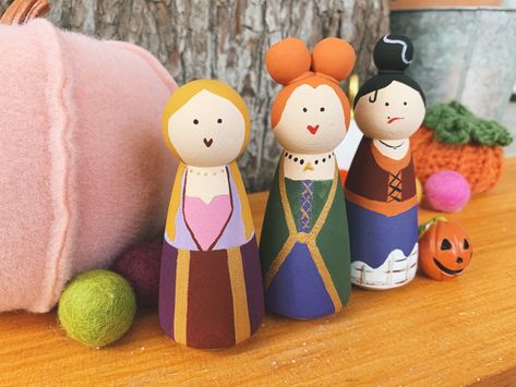 Hocus Pocus Yarn Dolls, Hocus Pocus Peg Dolls, Halloween Wooden Peg Dolls, Sanderson Sisters Peg Dolls, Peg Dolls Book Characters, Tin Projects, Diy Halloween Witch, Bead People, Wooden Peg Doll Family