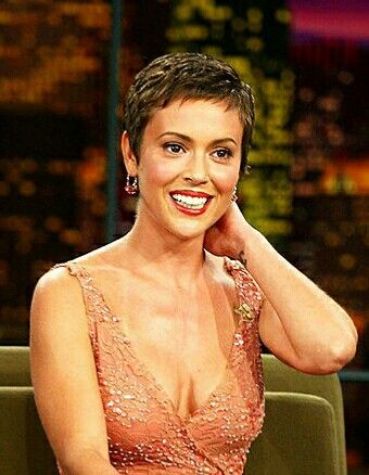 Alyssa Milano Pixie Haircut, Alyssa Milano Pixie, Alissa Milano, Allysa Milano, Before And After Haircut, Funky Short Hair, Charmed Sisters, Beauty Tips For Hair, Very Short Hair